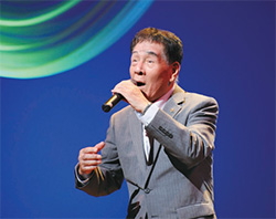 カラオケで歌う男の人