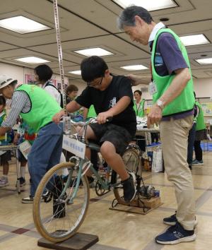 自転車をこぐ人