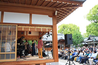 能見神社で演奏