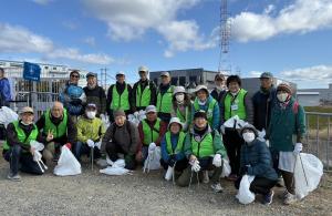 仲間と地域の清掃活動に参加