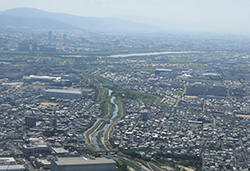 淀川に流れ込む芥川（空撮）