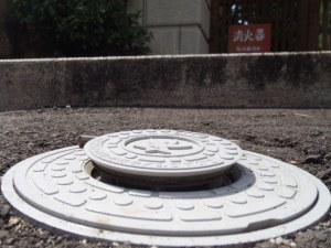 圧力開放蓋(公共桝)が作動した写真