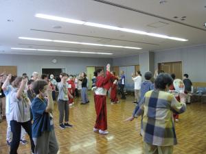 炭坑節を踊る