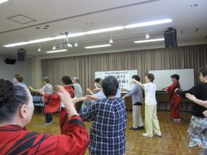 高槻音頭を輪になって踊る