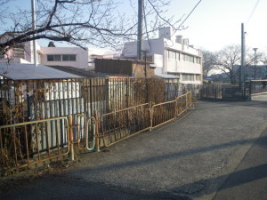 施工前(老朽化した柵)の写真