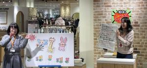 おはなし会で手遊びをするスタッフ