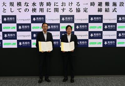 協定書を持つ濱田市長と森山潤一代表取締役社長