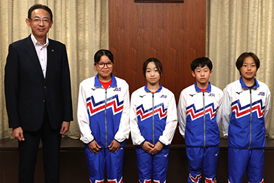 高槻市内スイミングスクール所属小学生全国大会出場表敬訪問