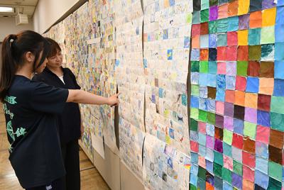 共同作品を見る来場者