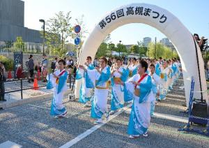 昨年の高槻まつりの様子 高槻音頭を踊る人々