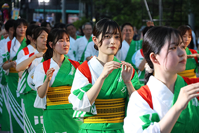 まつりストリートで練り歩く参加者たち