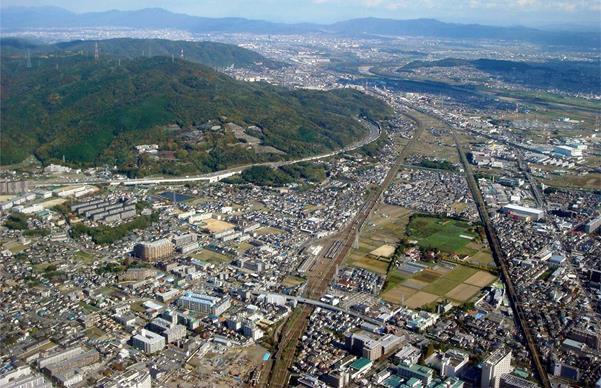 西側上空からみた安満遺跡の画像