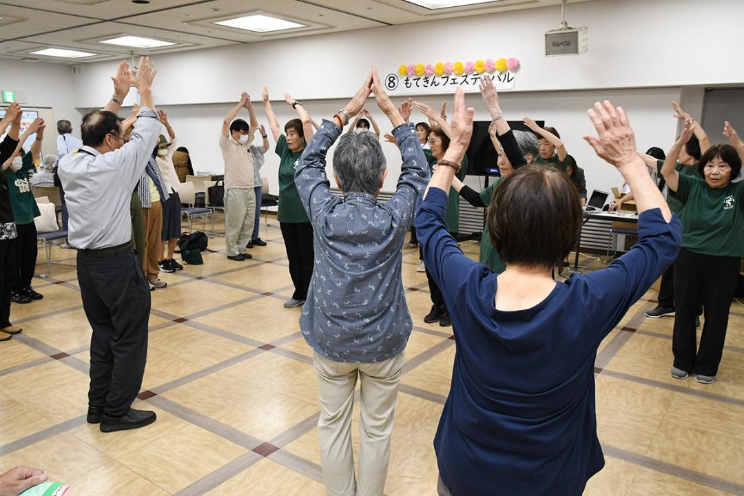 すこやかフェスタでの体操の写真