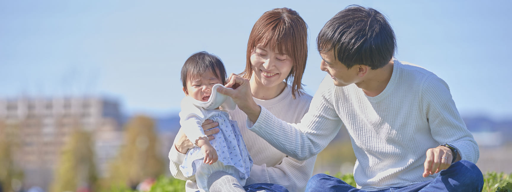 赤ちゃんを抱く家族の写真